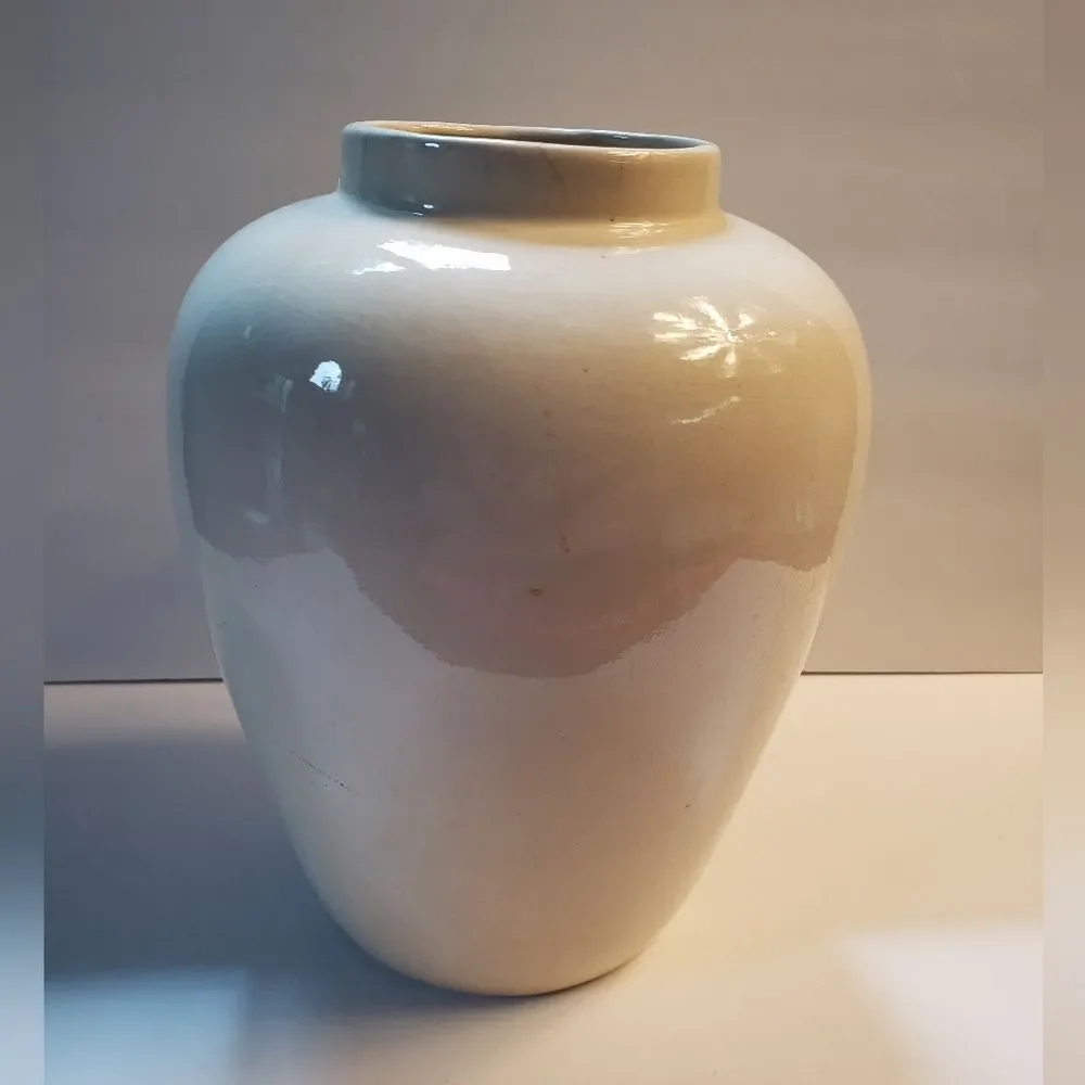 Large Pot w/Flowers & Butterflies